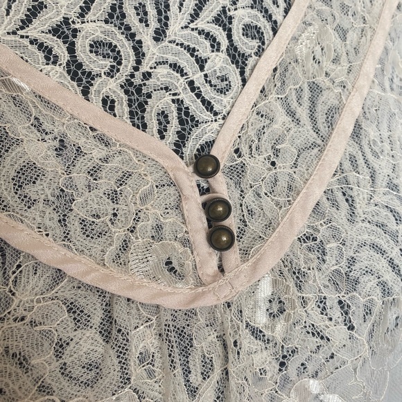 Lace flower patterned blouse with ribbon detailing - Picture 3 of 5